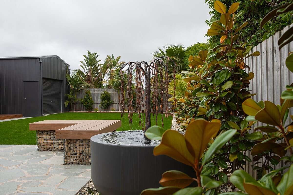 Outdoor Garden design with large pot and paving by Total landscapes & design Warrnambool