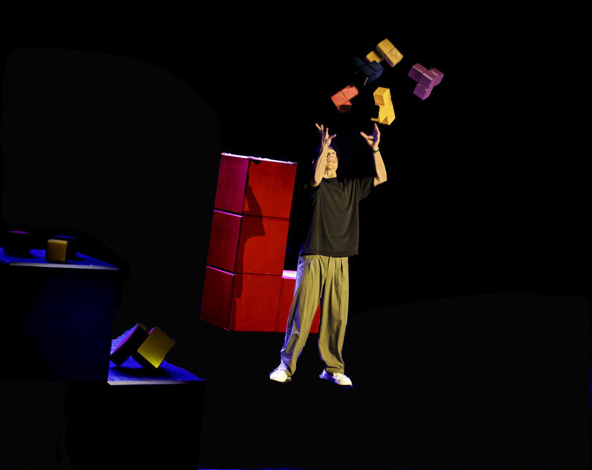 FACE A FACE Cie du Faro Matthieu VillatelleFACE A FACE Matthieu Villatelle Cie du Farocubes en l'air