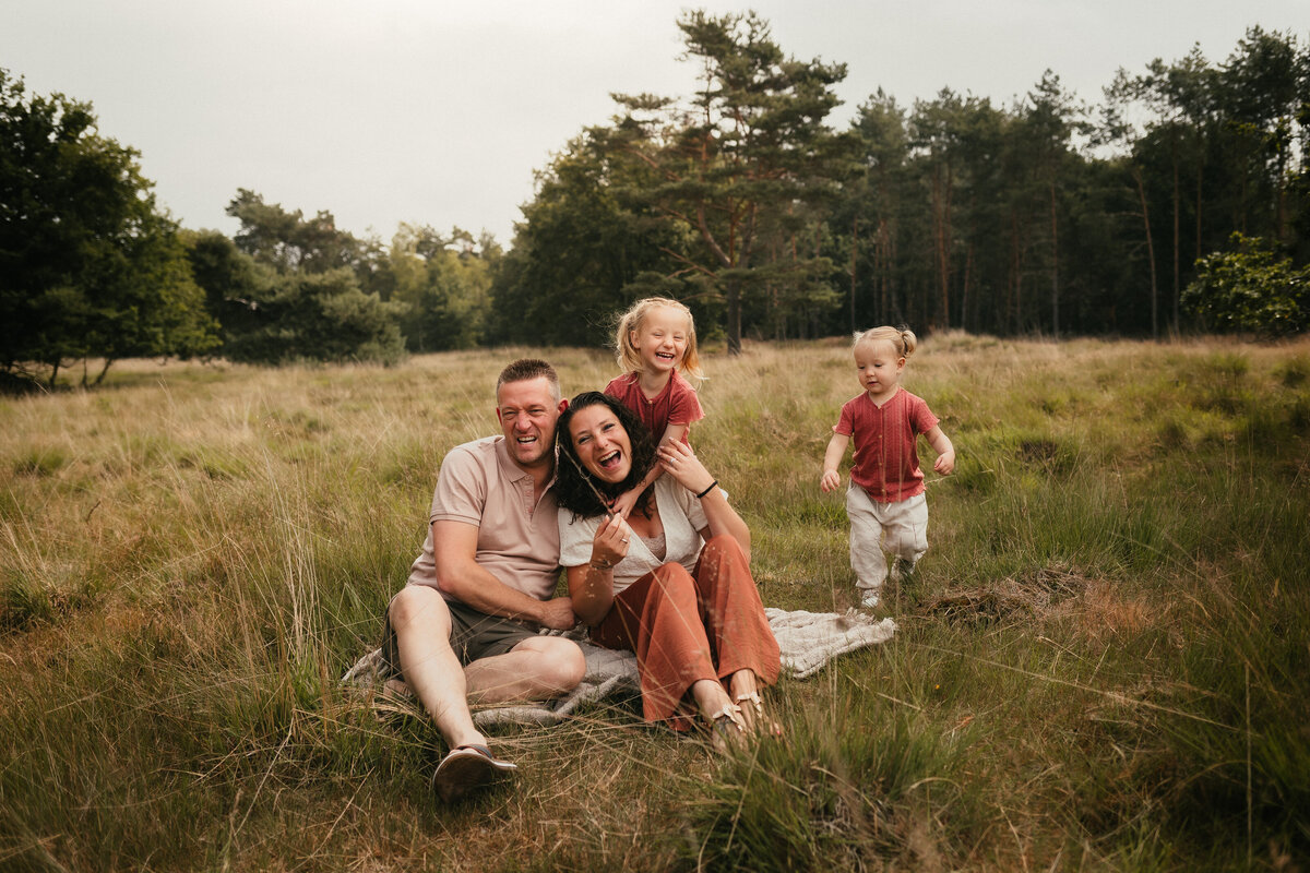 Fotoshoot gezin buiten bos spontane foto's