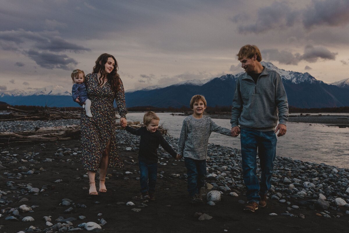 9L0A1079Alaska_MatanuskaRiverFamilySession