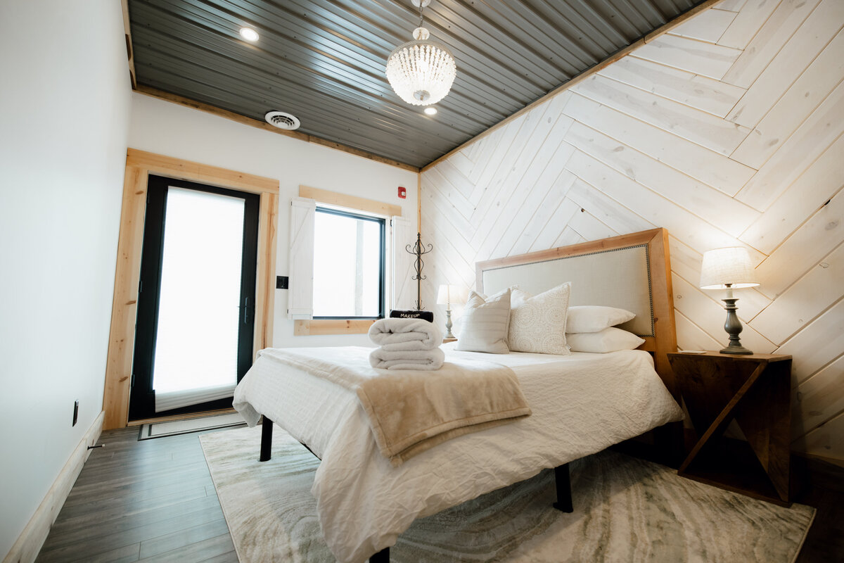 Bear-Ridge-Destination-barndo-suites-rosie-photo-video-47