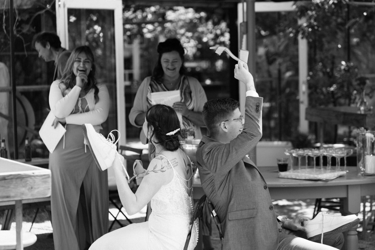 rouwfotograaf legt intieme bruiloft vast bij In de Kas bij Winnsen – spelletje bruidspaar 