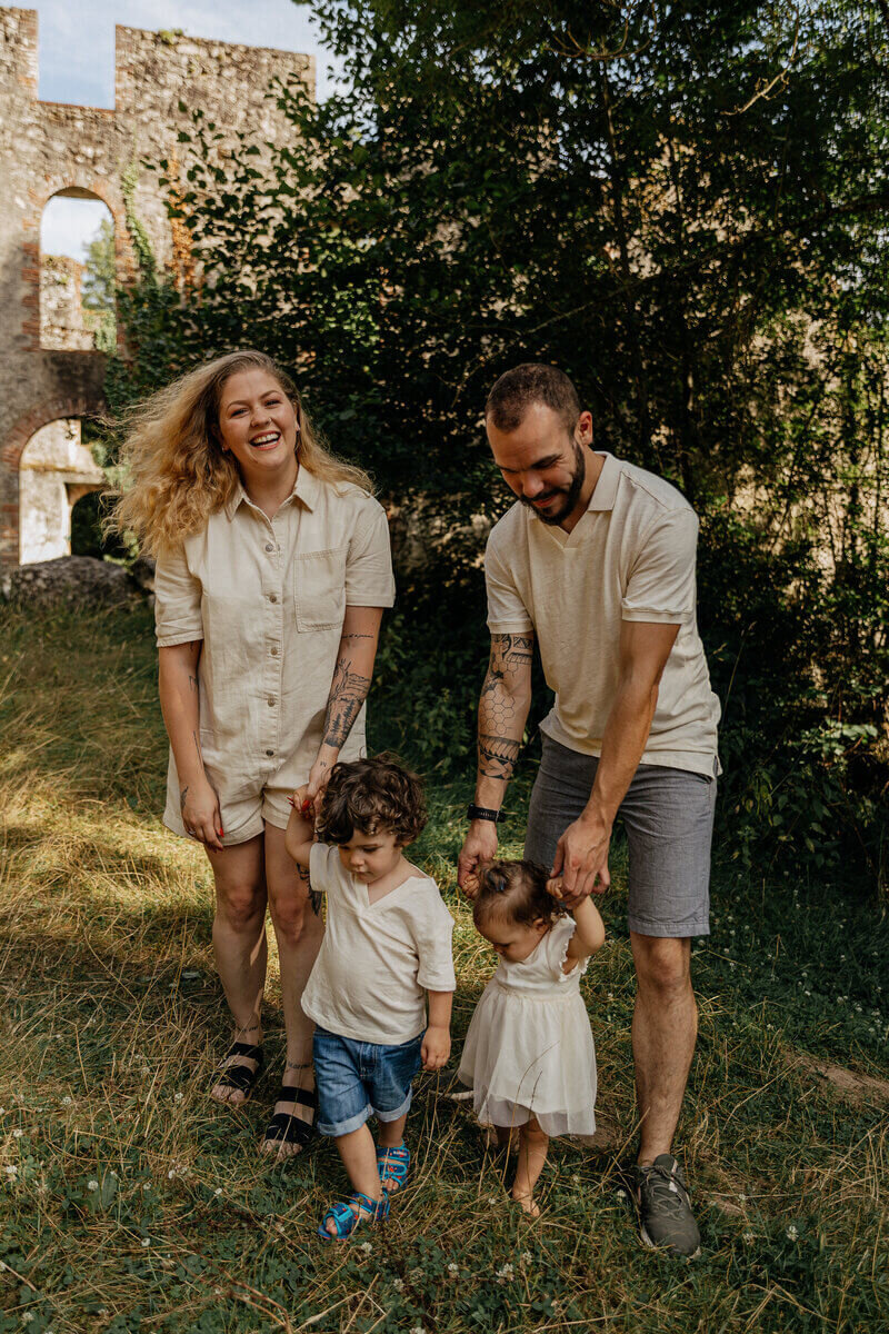 Parents et leurs 2 enfants posant pour une séance photo famille dans un décor de pierre et de nature en Vendée.