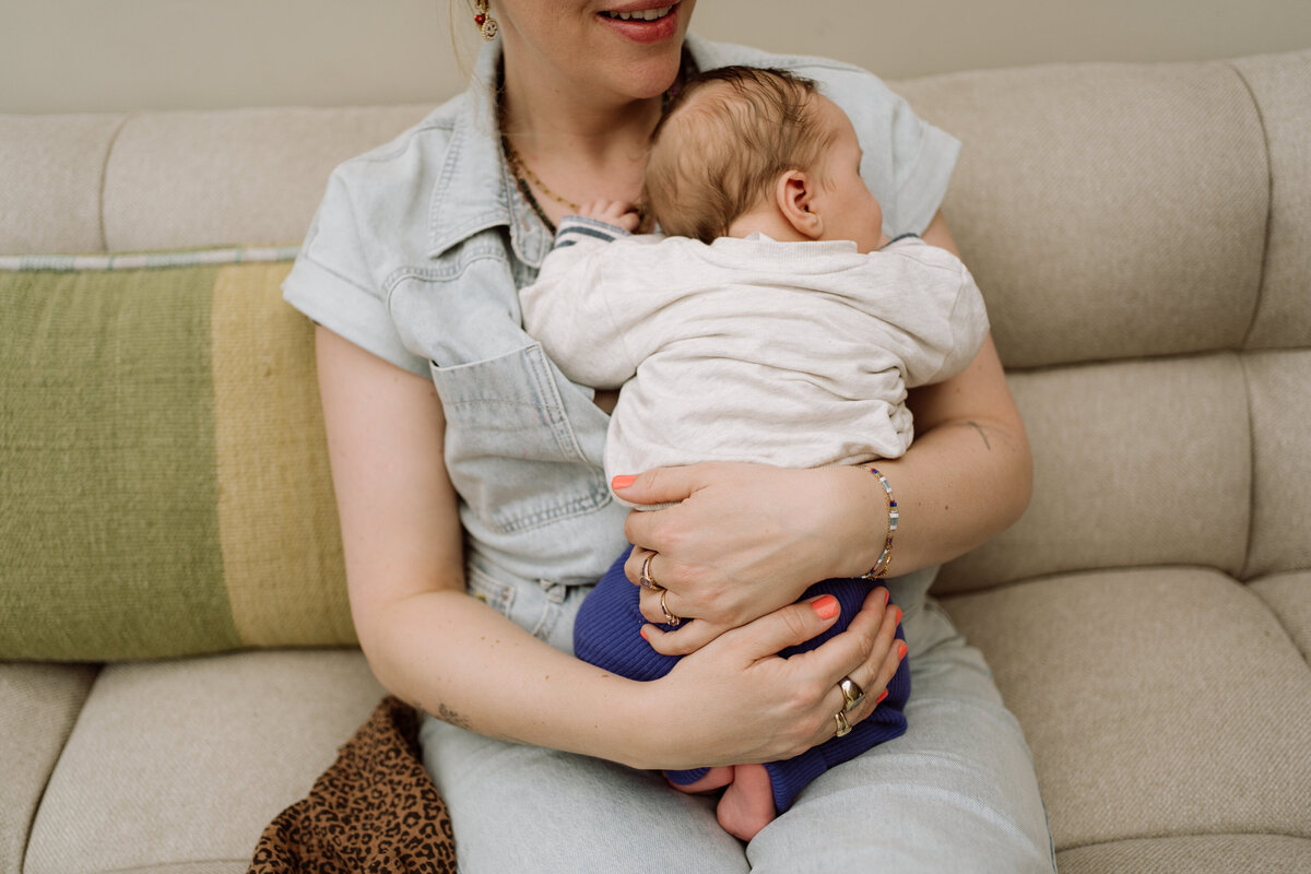 Newborn fotografie van een baby van enkele weken oud, vastgelegd in huis en aan zee. Intieme momenten van een pasgeboren baby, vol met de heerlijke chaos van het gezinsleven.