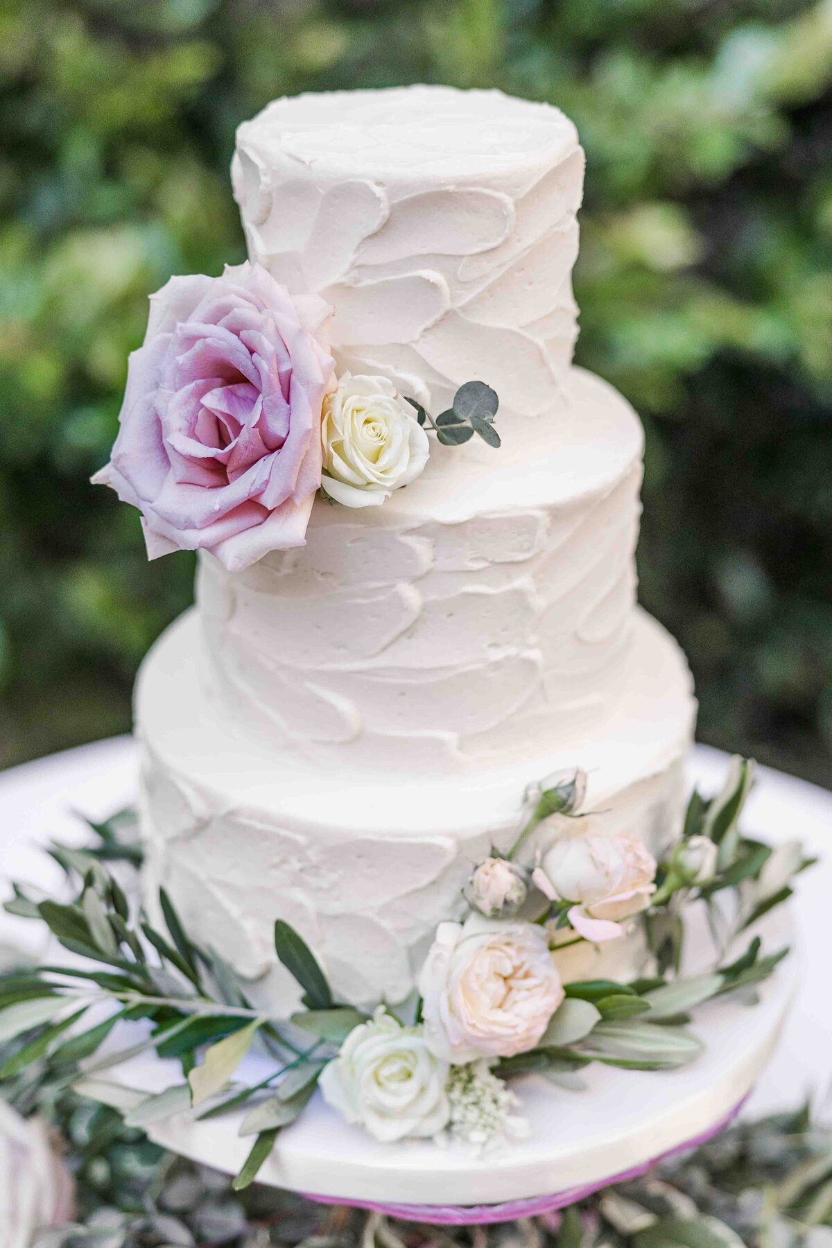 wedding-cake-with-purple-flowers