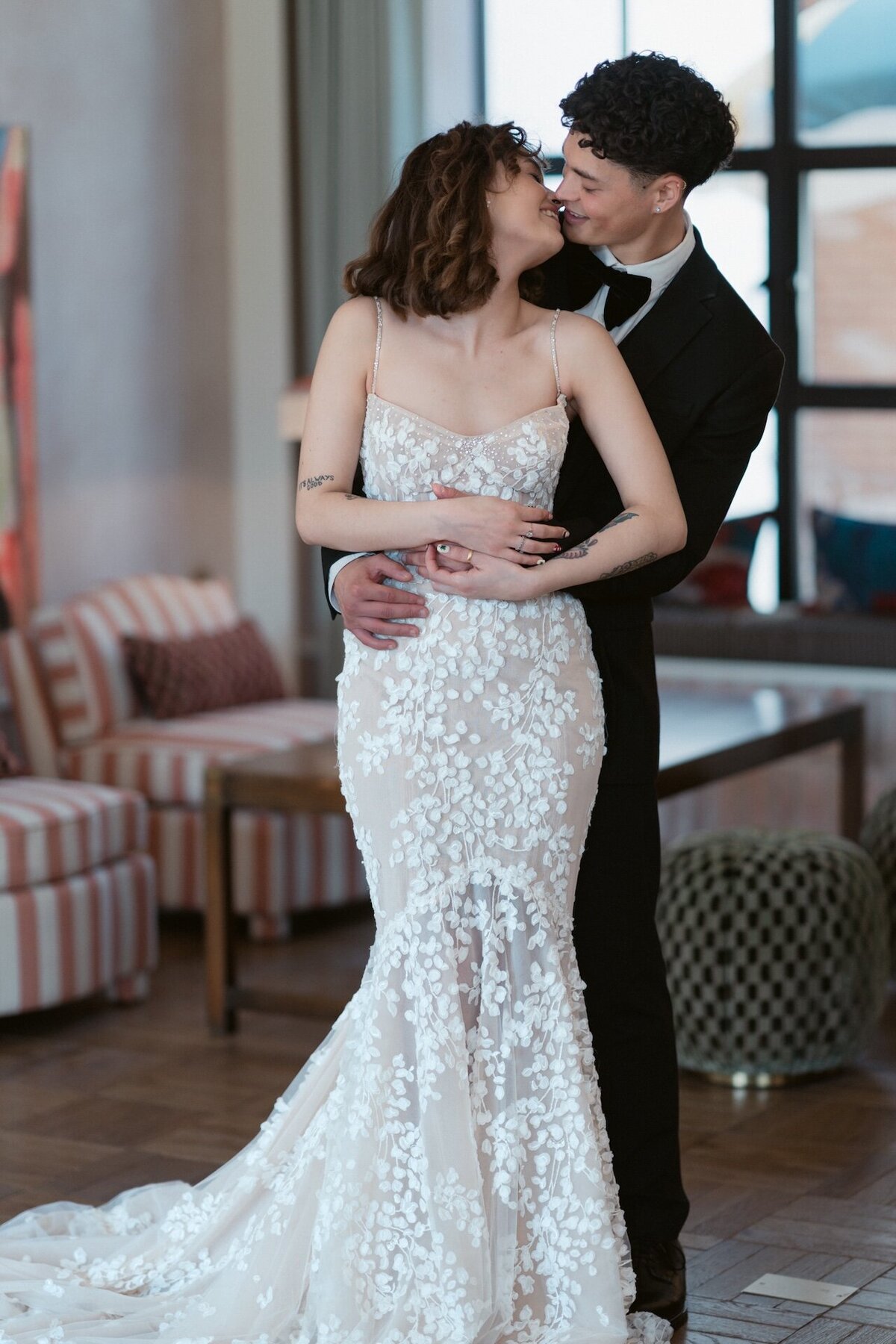 timeless-romantic-luxury-wedding-brideandgroom-kiss-london-photography