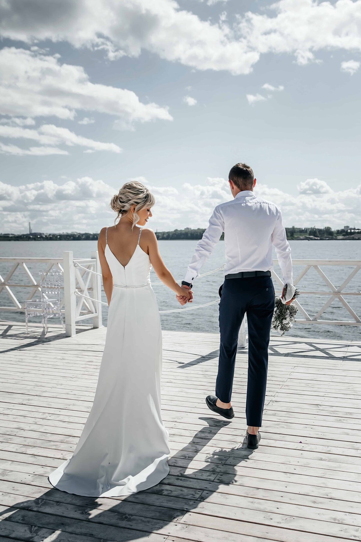 couple-holding-hands
