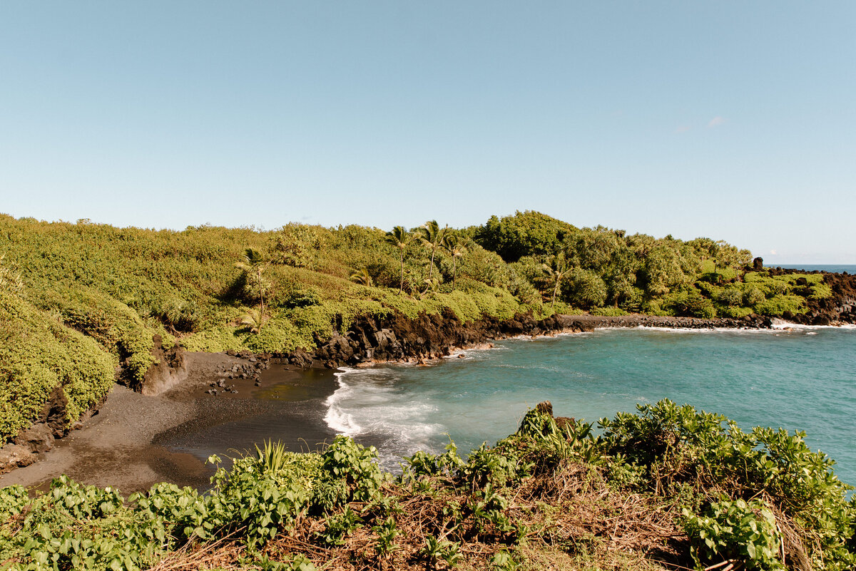 black_sand_beach_maui_hawaii