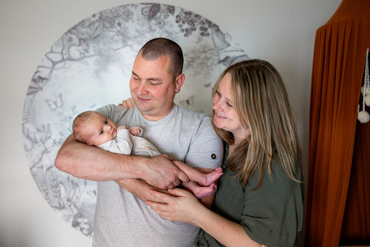 newbornfoto gezin in babykamer