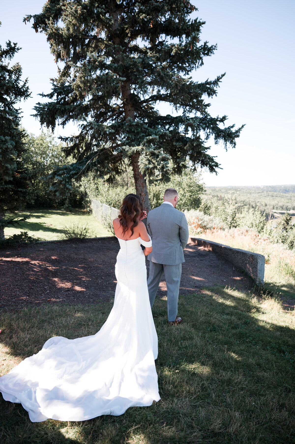 bride taps groom on the shoulder for first look