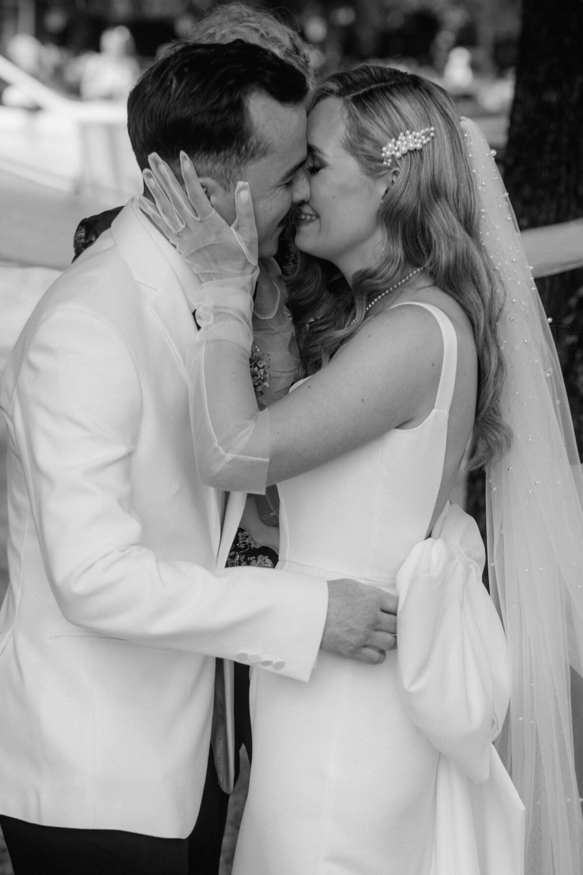Nach dem Ja-Wort gibt sich das Hochzeitspaar den ersten Kuss als verheiratetes Paar.