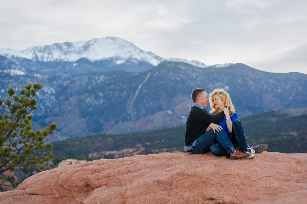 Garden of the gods engagement session with pikes peak