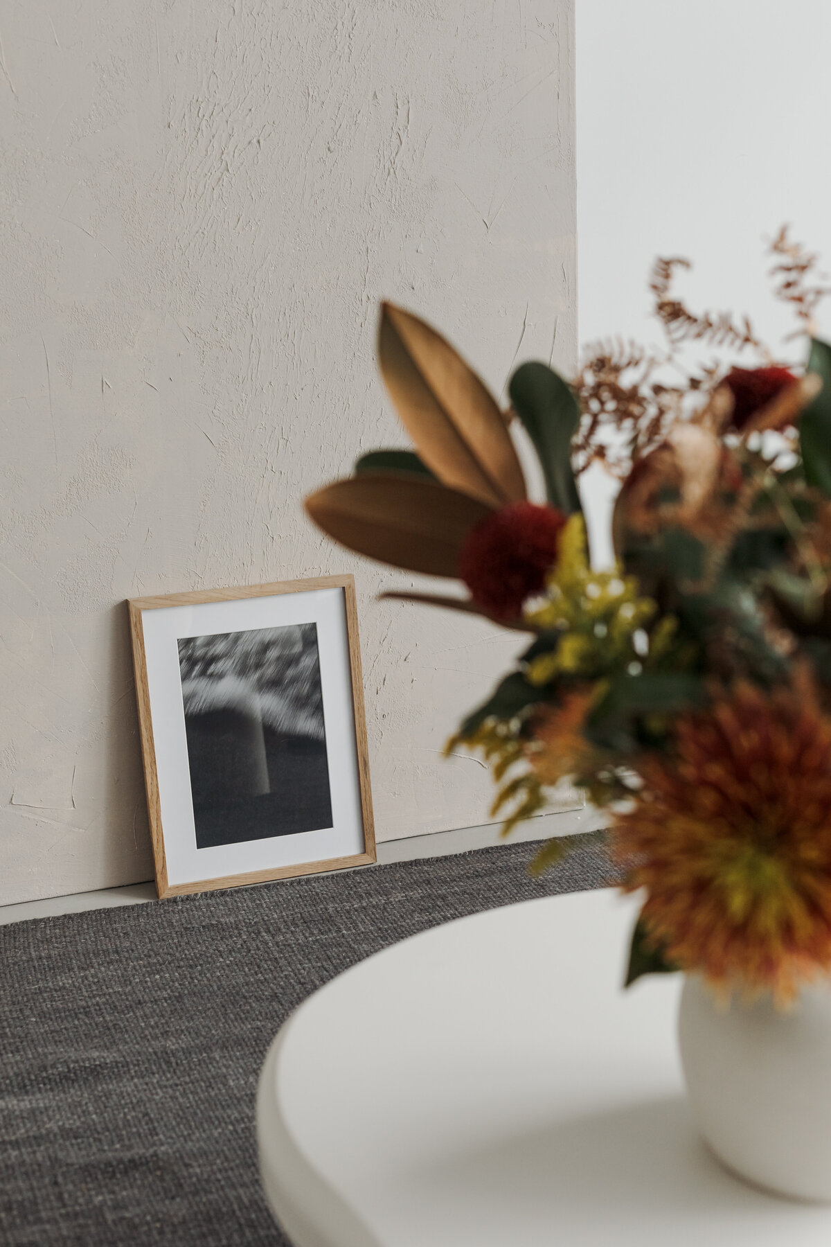 kaboompics_framed-picture-leaning-against-a-textured-wall-36964