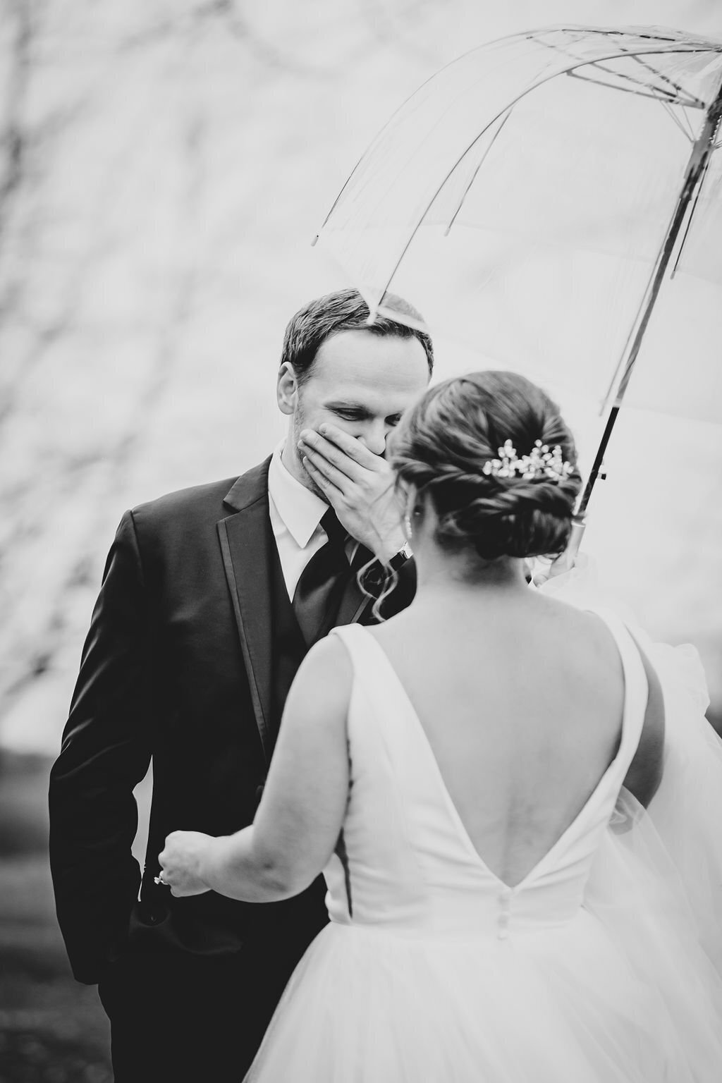 first-look-chicago-wedding