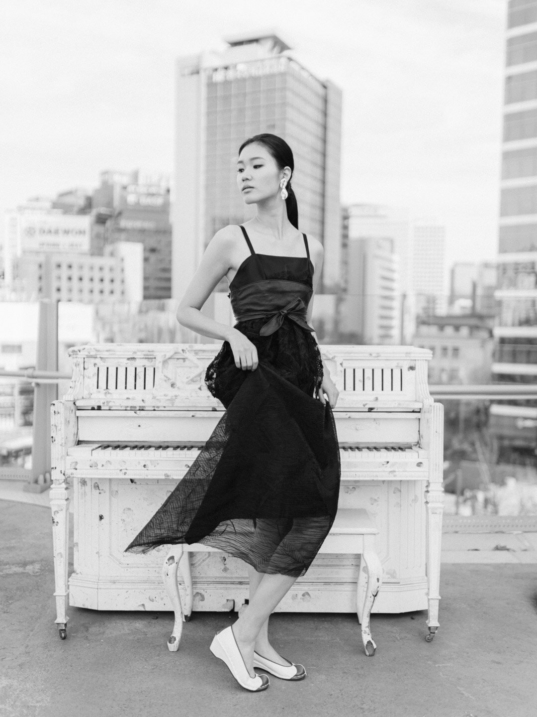 A breathtaking editorial fashion shoot in the heart of Seoul, Korea, featuring the globally recognized model Hyunseo Park in an exquisite Ahhorn modern gown and hanbok design. Captured by Michael Asmussen Photography, this stunning visual story blends editorial beauty, cultural fashion, and luxury destination photography, set against the dynamic energy of a city of 10 million. From the grandeur of ball gown silhouettes to the rich heritage of Korean design, this shoot is a tribute to timeless elegance in preparation for Seoul Fashion Week. Perfect for brands seeking high-end editorial imagery in the world’s most vibrant fashion capitals.