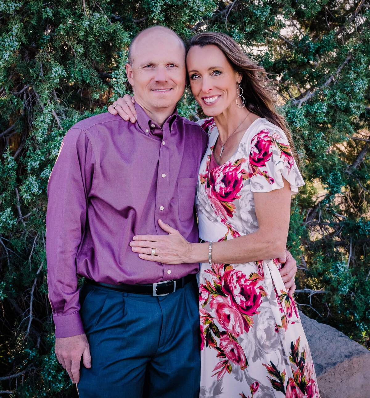 Couple hugs in front of tree during Prescott family photography sessiom