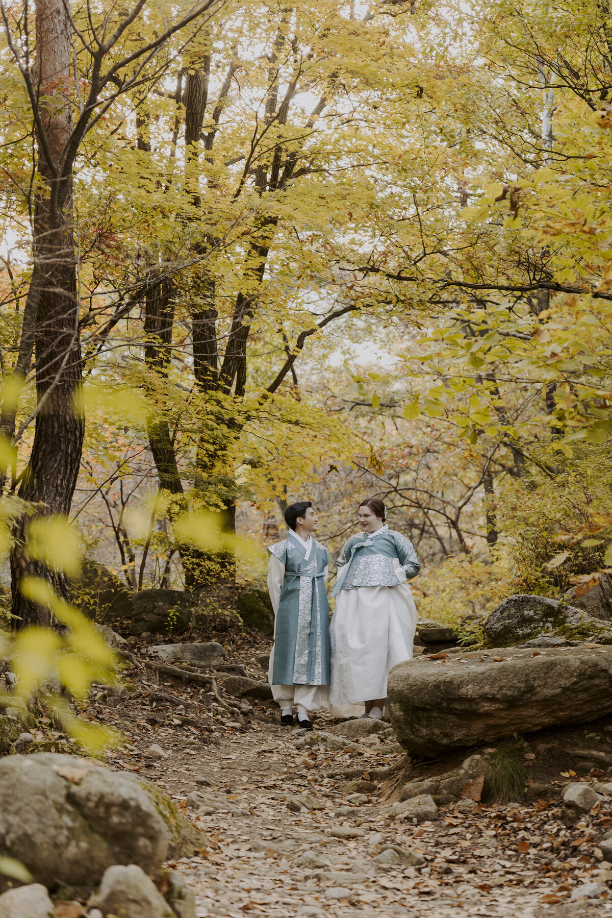 hanbok wedding photos at sunwoongak in south korea