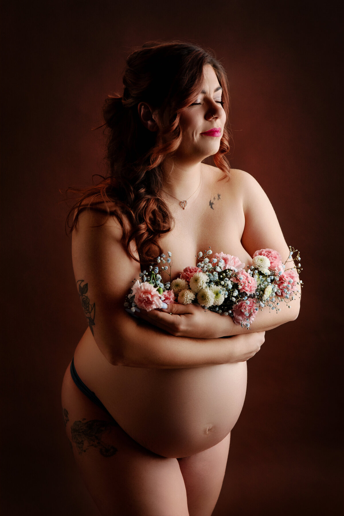 st-louis-maternity-photographer-nude-pregnant-mom-holding-an-arm-of-wild-flowers