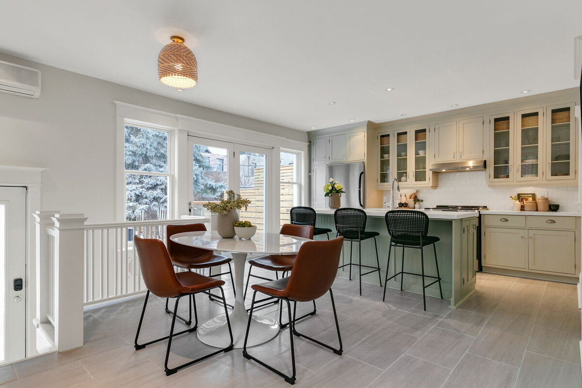 24-web-or-mls-17_001_Breakfast Area