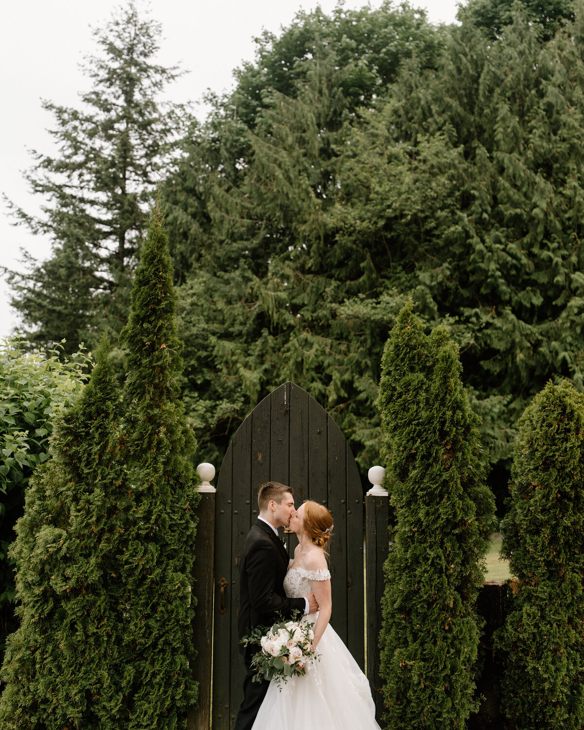 green_gates_at_flowing_lake_snohomish_washington_wedding_06