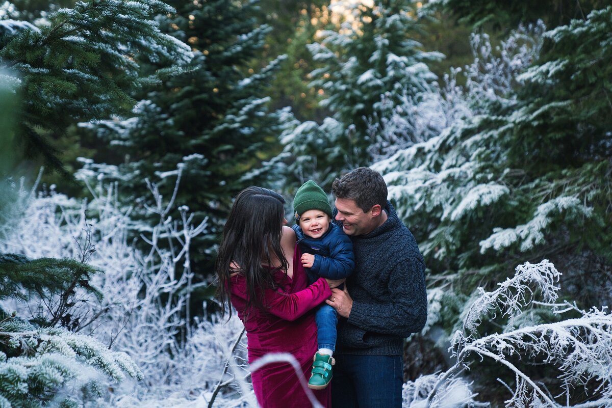 Maternity photos in the snow at Snoqualmie Pass