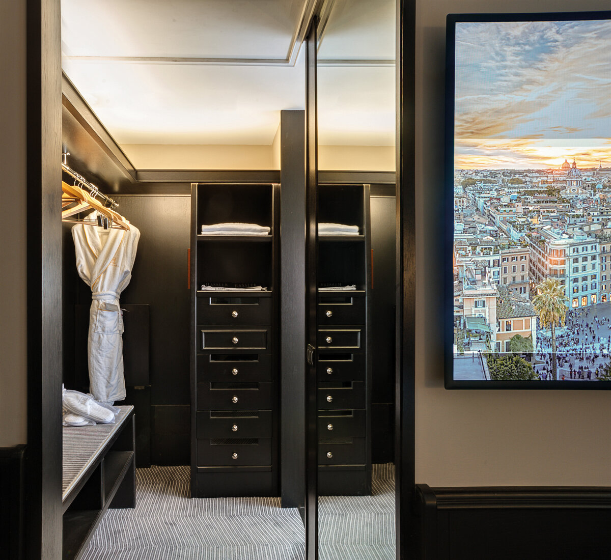 Waterstone - Hassler Collection - Hotel Hassler -Rome - Luxury Boutique Hotel - Classic Double Room Walk in closet - Hassler Roma - credit Genivs Loci