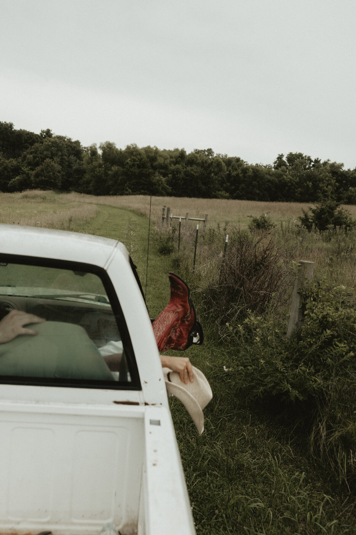 Wildflowercouplessessionwithtruck_emilyarwinephoto-39