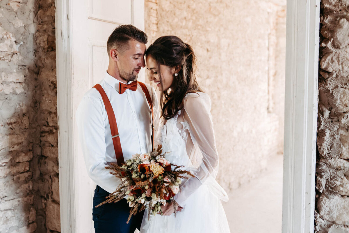 Svatebni_fotograf_Praha_Dvur_Certousy_fotografka_Karolina_Ticha15