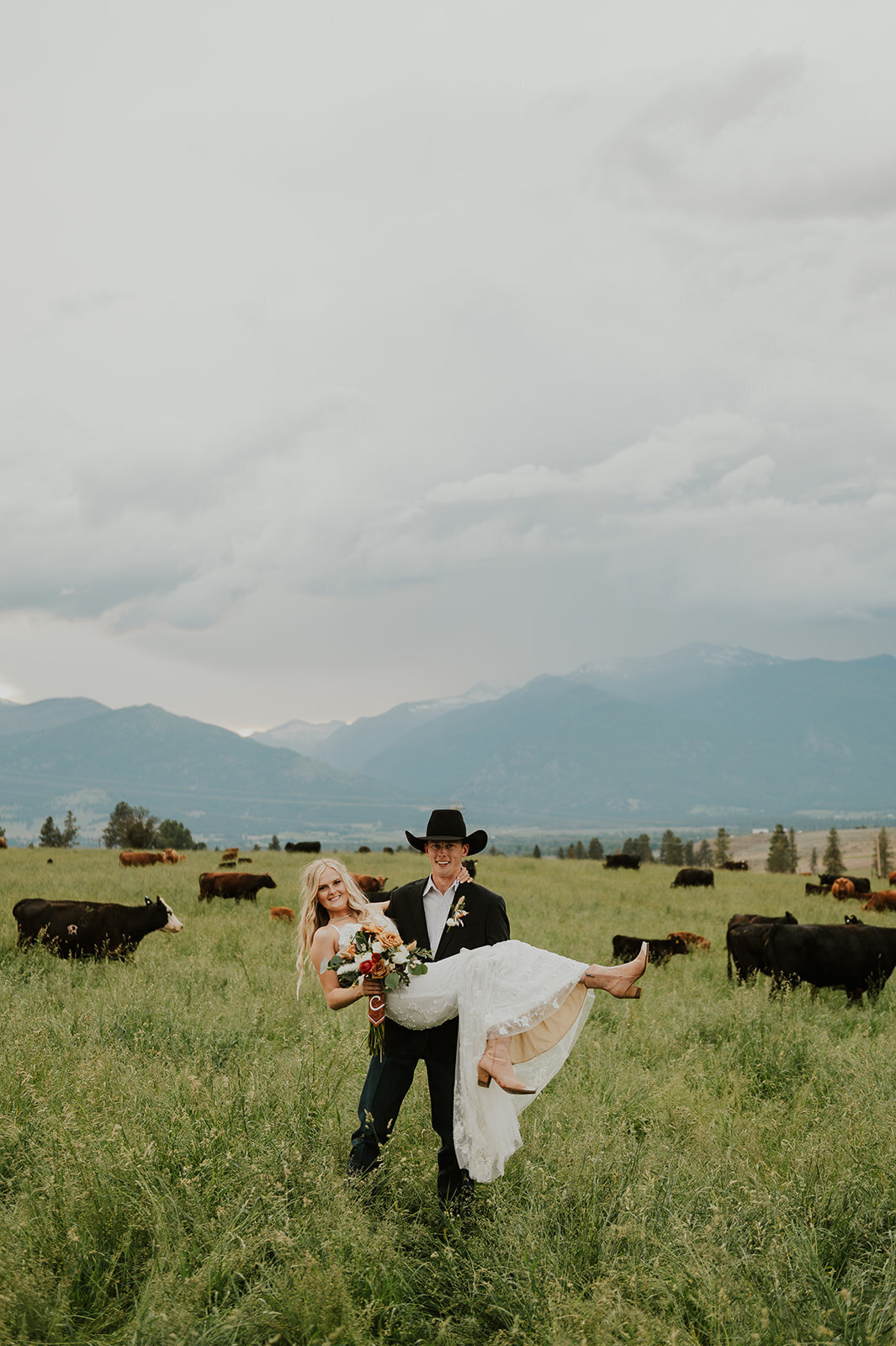 presley-gray-cowboy-luxury-montana-wedding-4283
