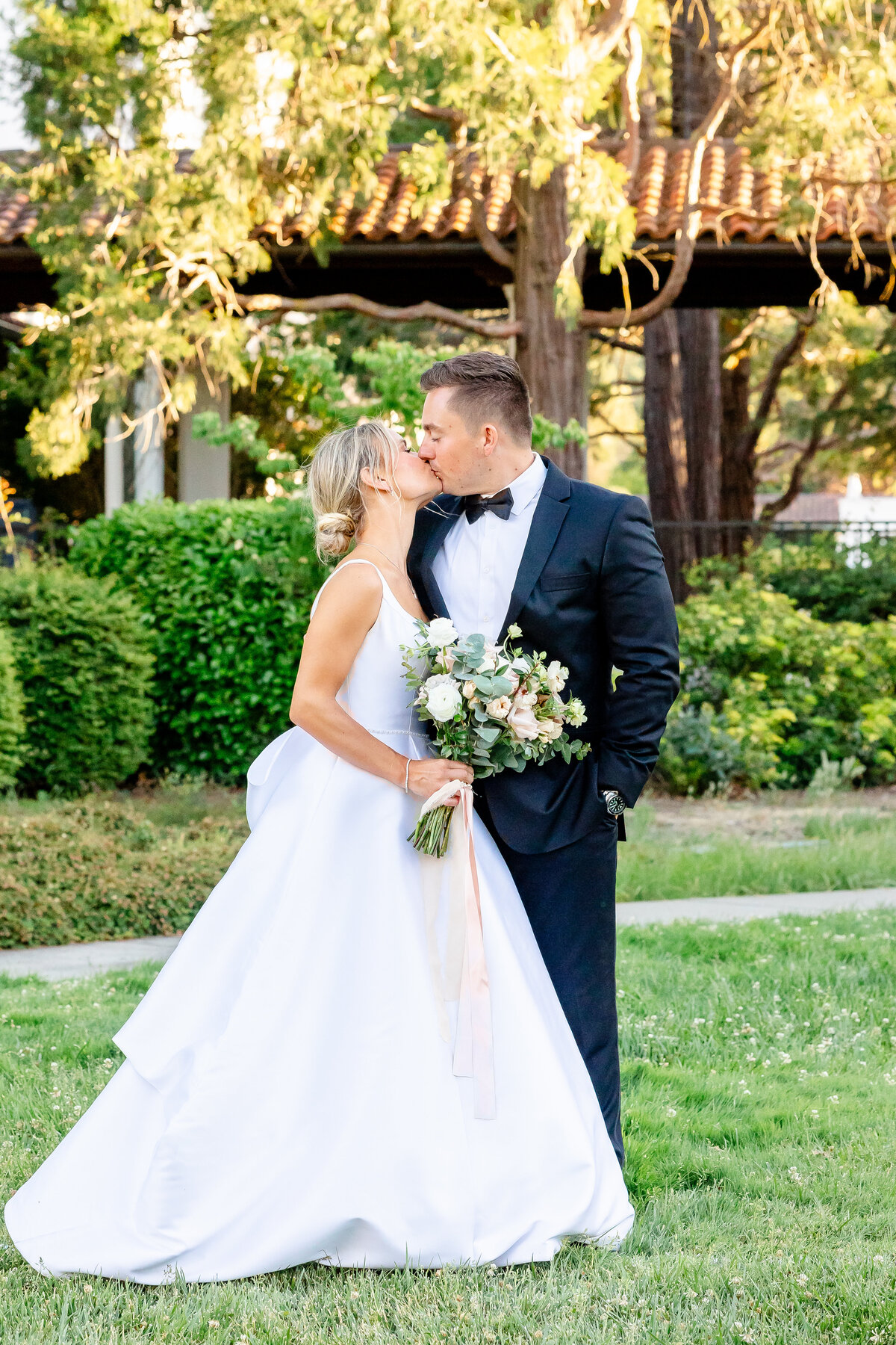 Couples kissing in a beautiful garden