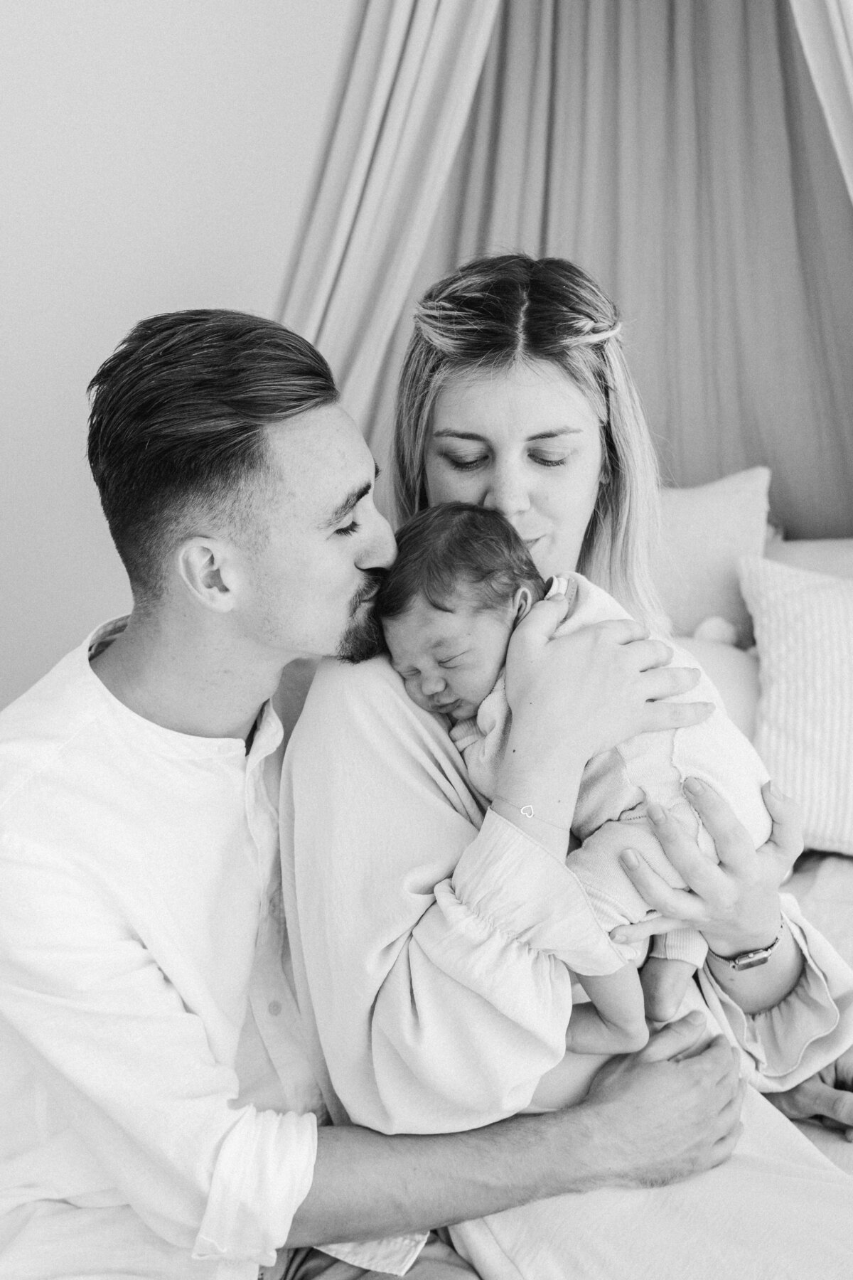 Newbornshoot in daglicht studio Tienen