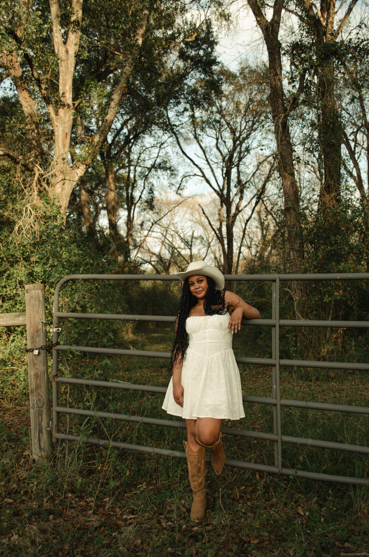 senior session western poses