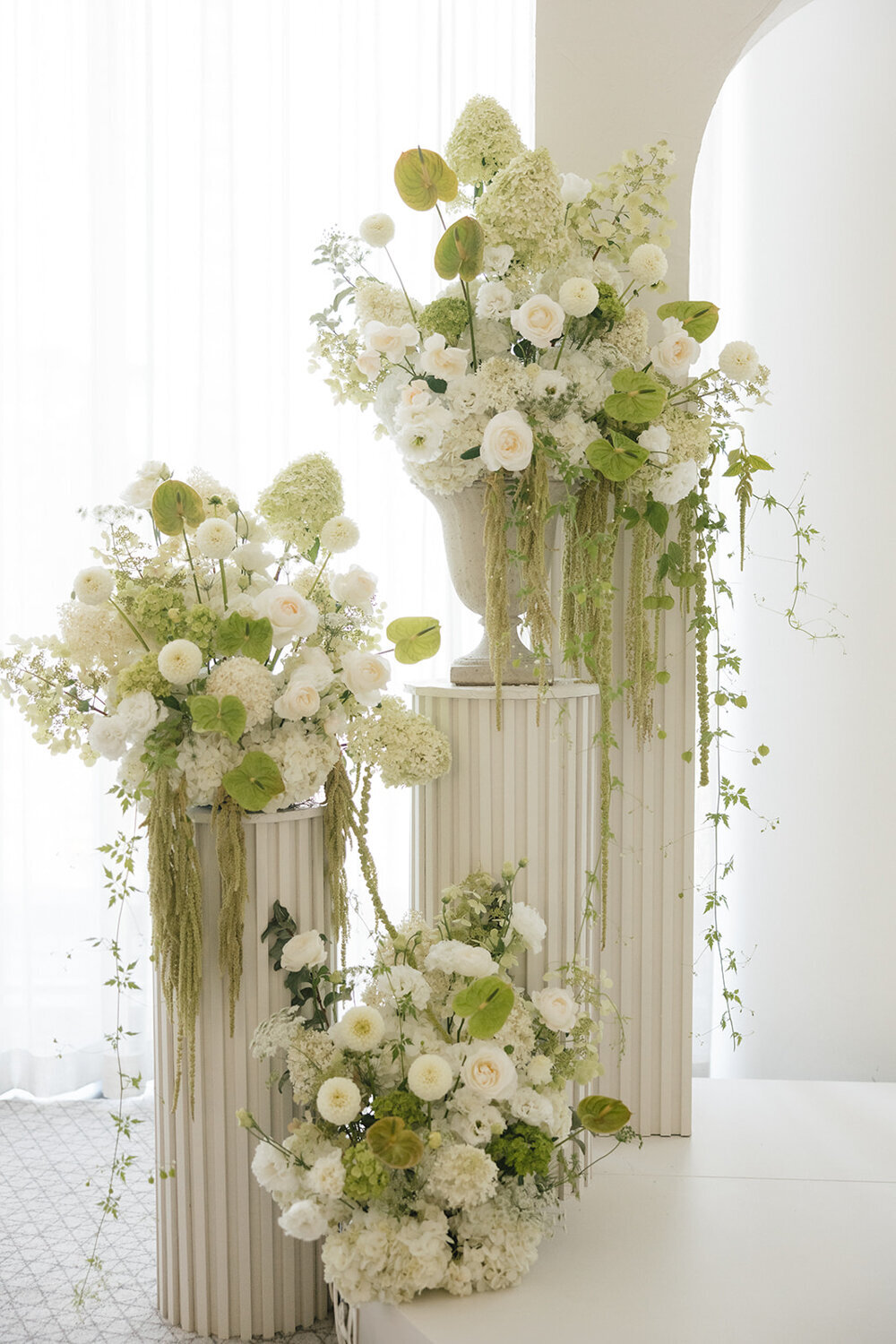 elegant-white-floral-wedding-arrangements-four-seasons