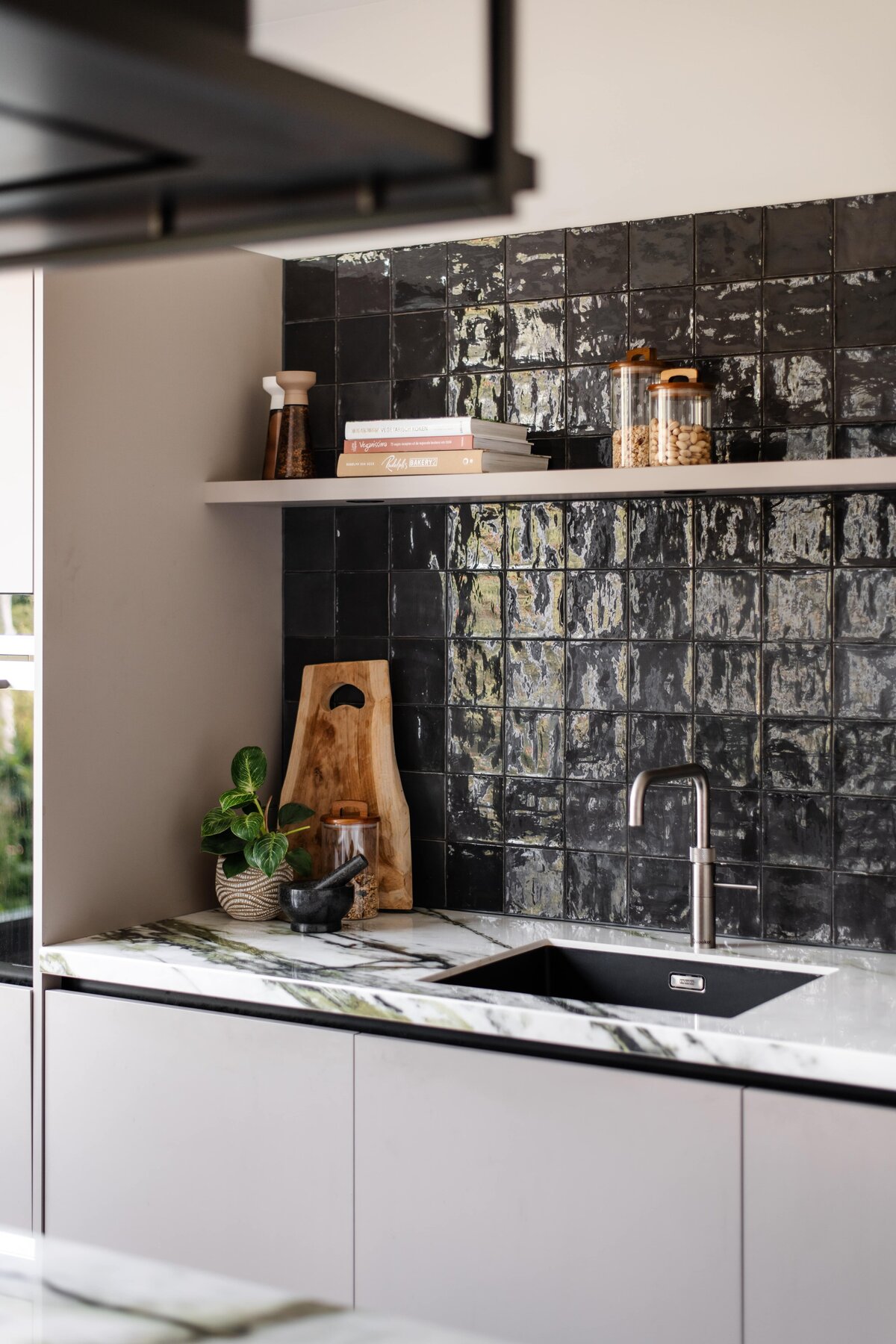 Interieurontwerp Woerden, Interieurontwerpstudio Woerden, Interieurontwerper Woerden, Interior design Woerden, Interieurstudio Woerden, Interieur ontwerpen Woerden, Interieur ontwerp Woerden, Interieurinrichting Woerden, Interieurstylist Woerden, interieurdesign Woerden, Interieuradvies Woerden, Badkamer Woerden, Keukenontwerp Woerden, Kookeiland Woerden, Toilet Woerden, Arte Behang, Ronde spiegels Woerden, Groene tegels, Zwarte tegels