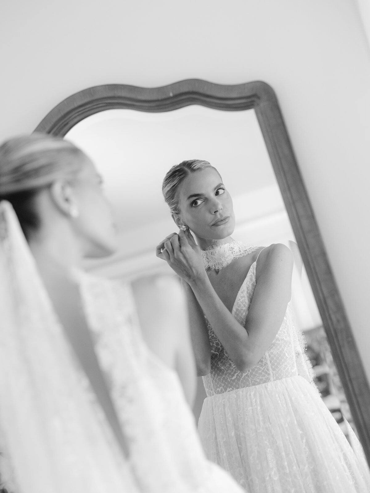 bride-getting-ready-at-willow-hill-ct
