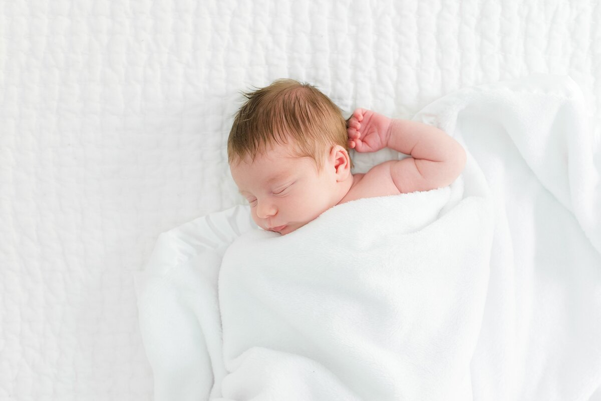 14_neutral-at-home-newborn-session_baby-girl_ckp