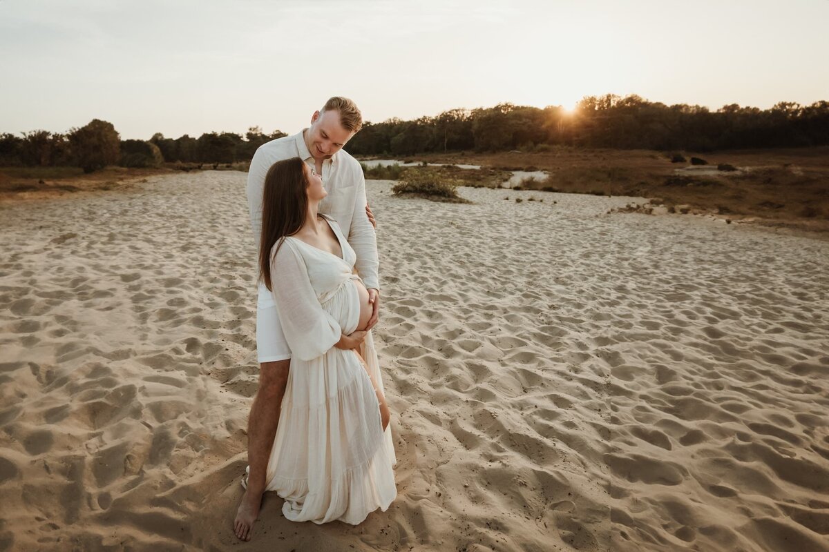 zwanger koppel in duinen door fotograaf Eline Hemelt