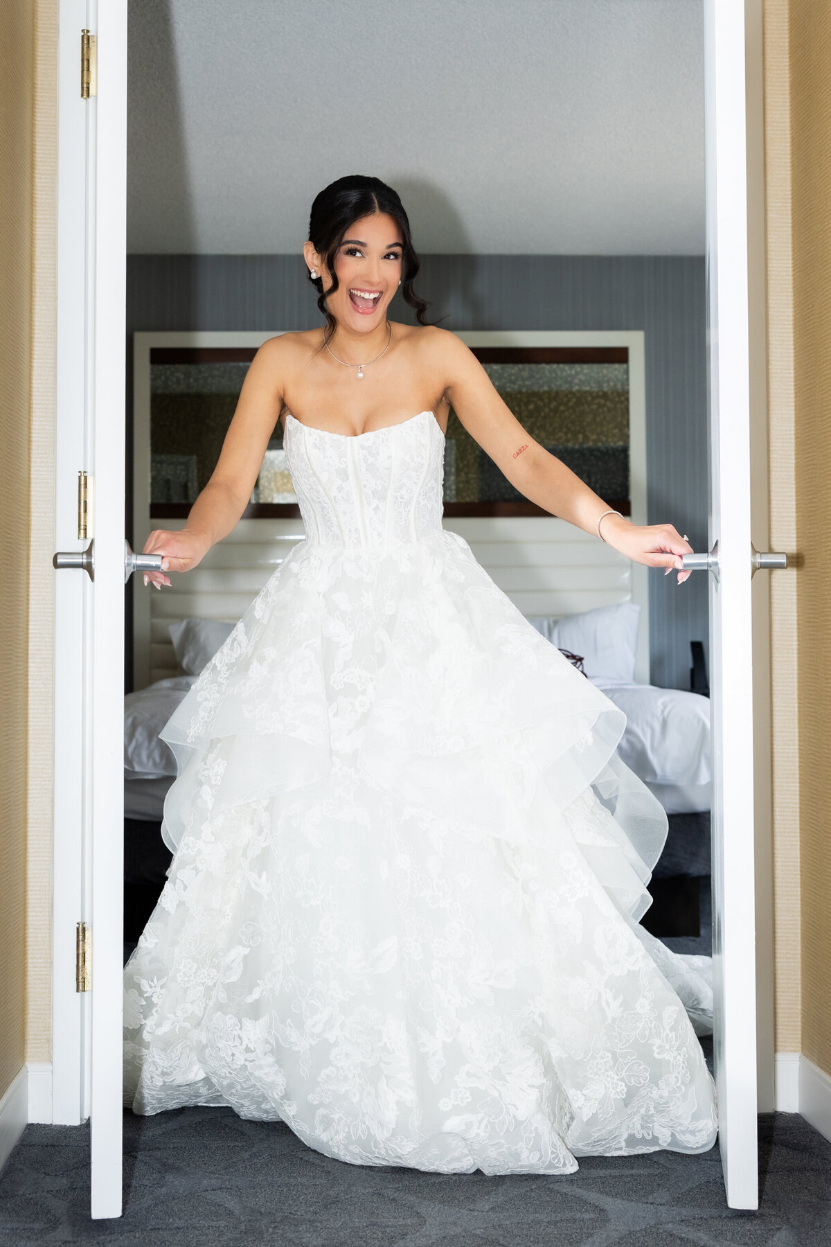 207_gettingready_Bob&DawnDavisPhotography