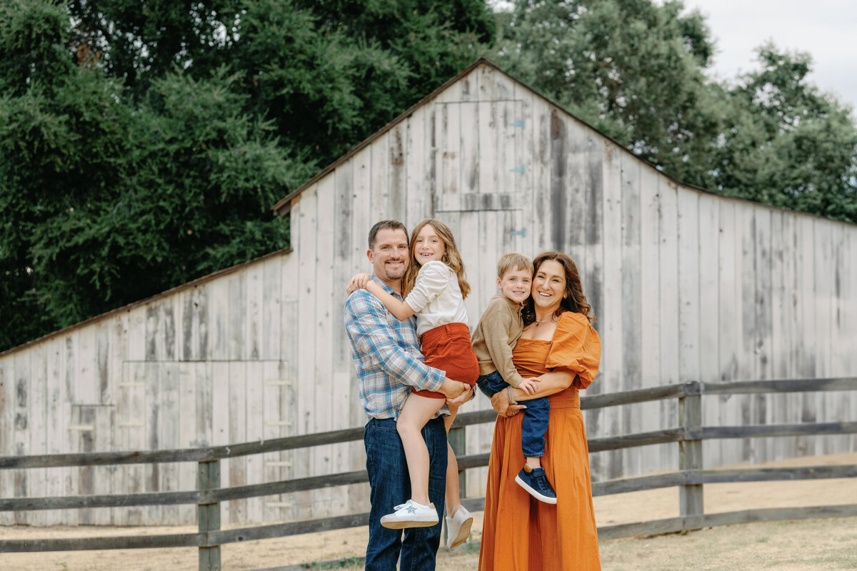 Rustic-Barn-Family-Session
