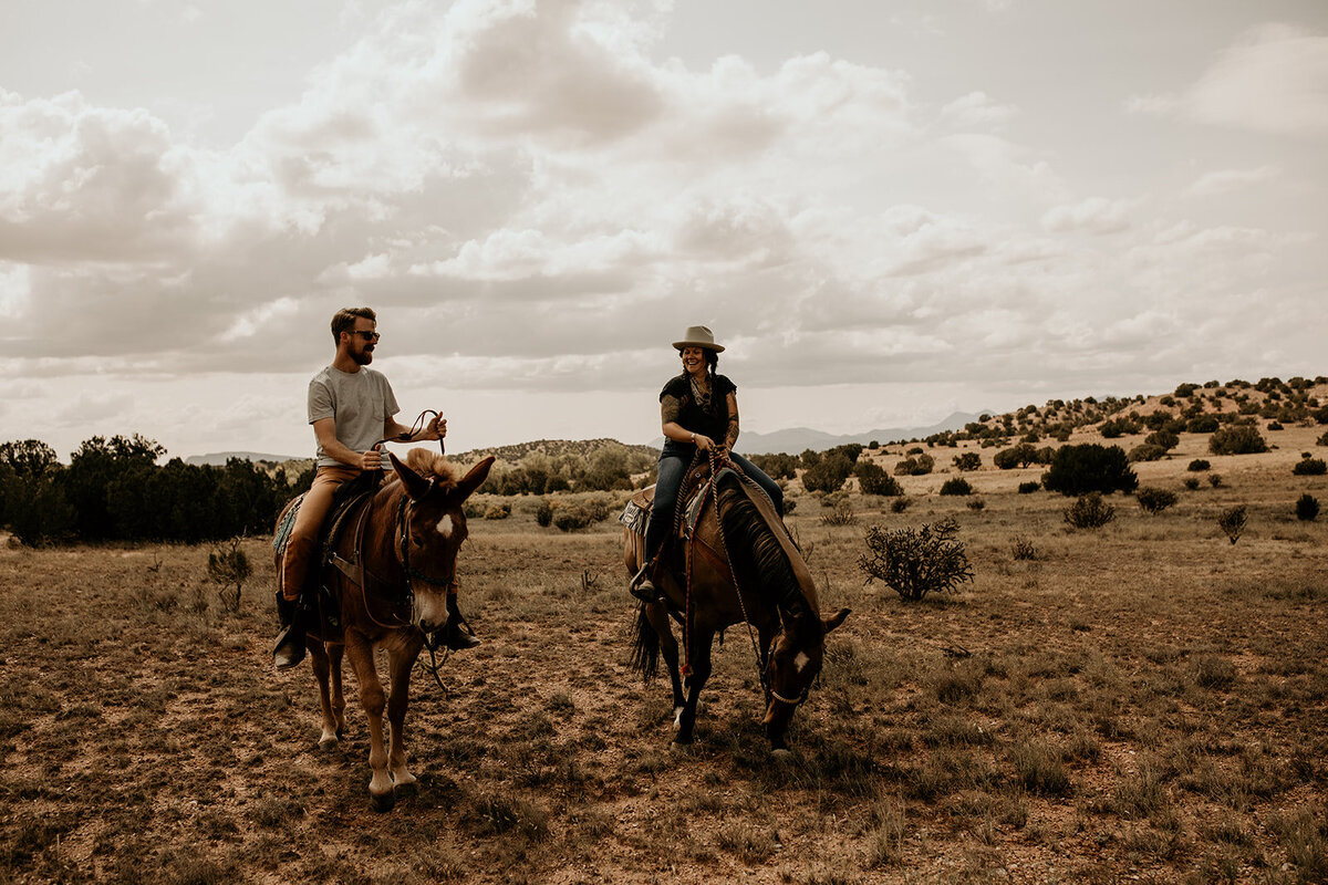 santa-fe-new-mexico-horseback-riding-engagement-photos (3)