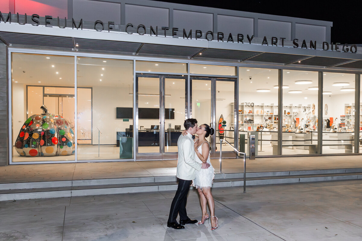 bride-and-groom-museum-of-contemporary-arts-san-diego-5