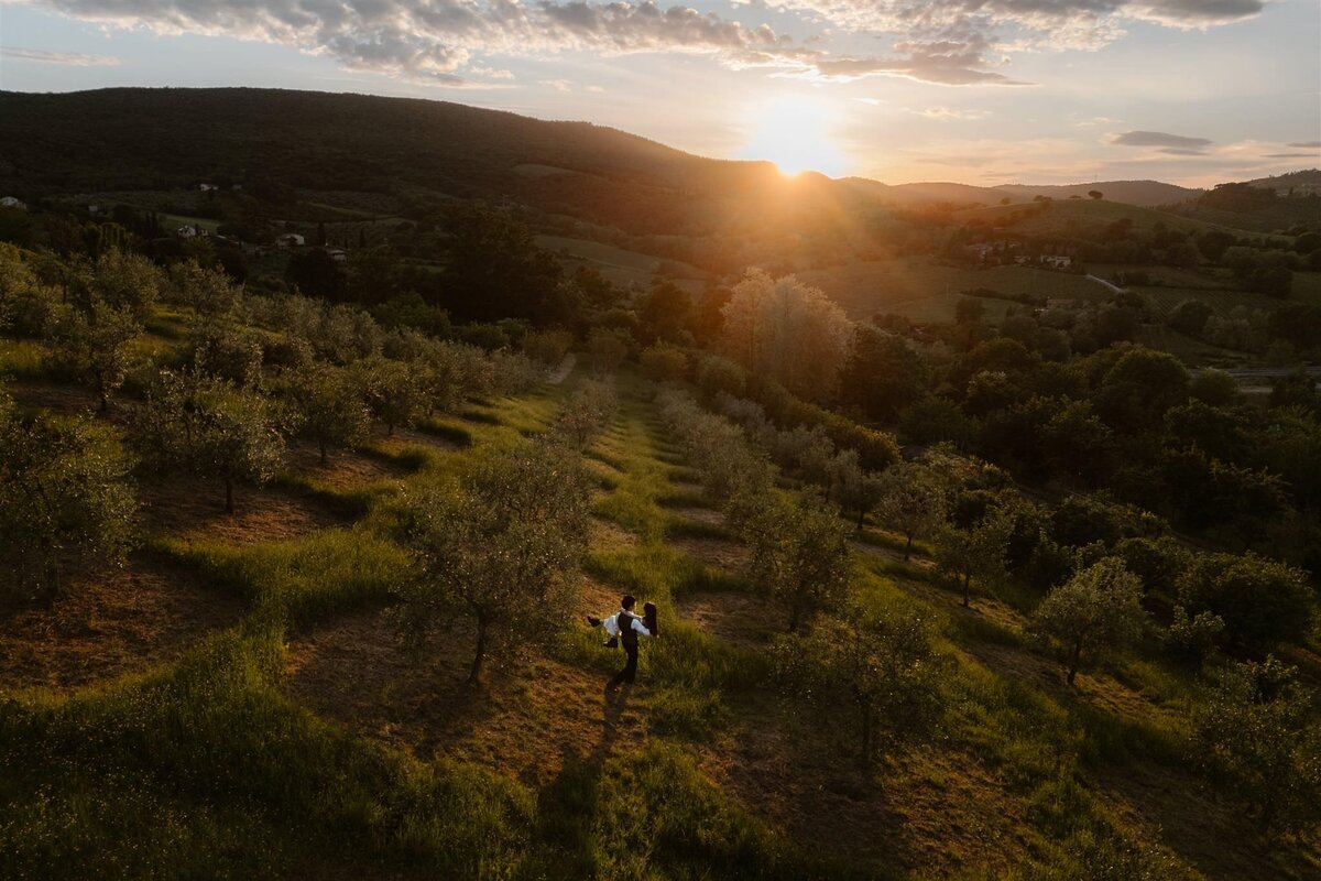 sunset wedding scene in Umbria by wedding photographers Ludovica & Valerio