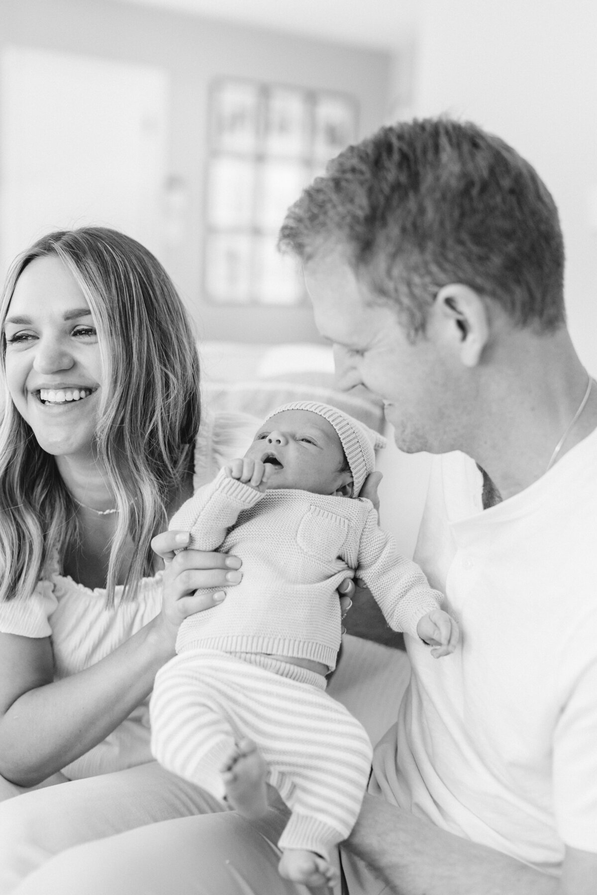 Indianapolis lifestyle newborn photography candid family moment