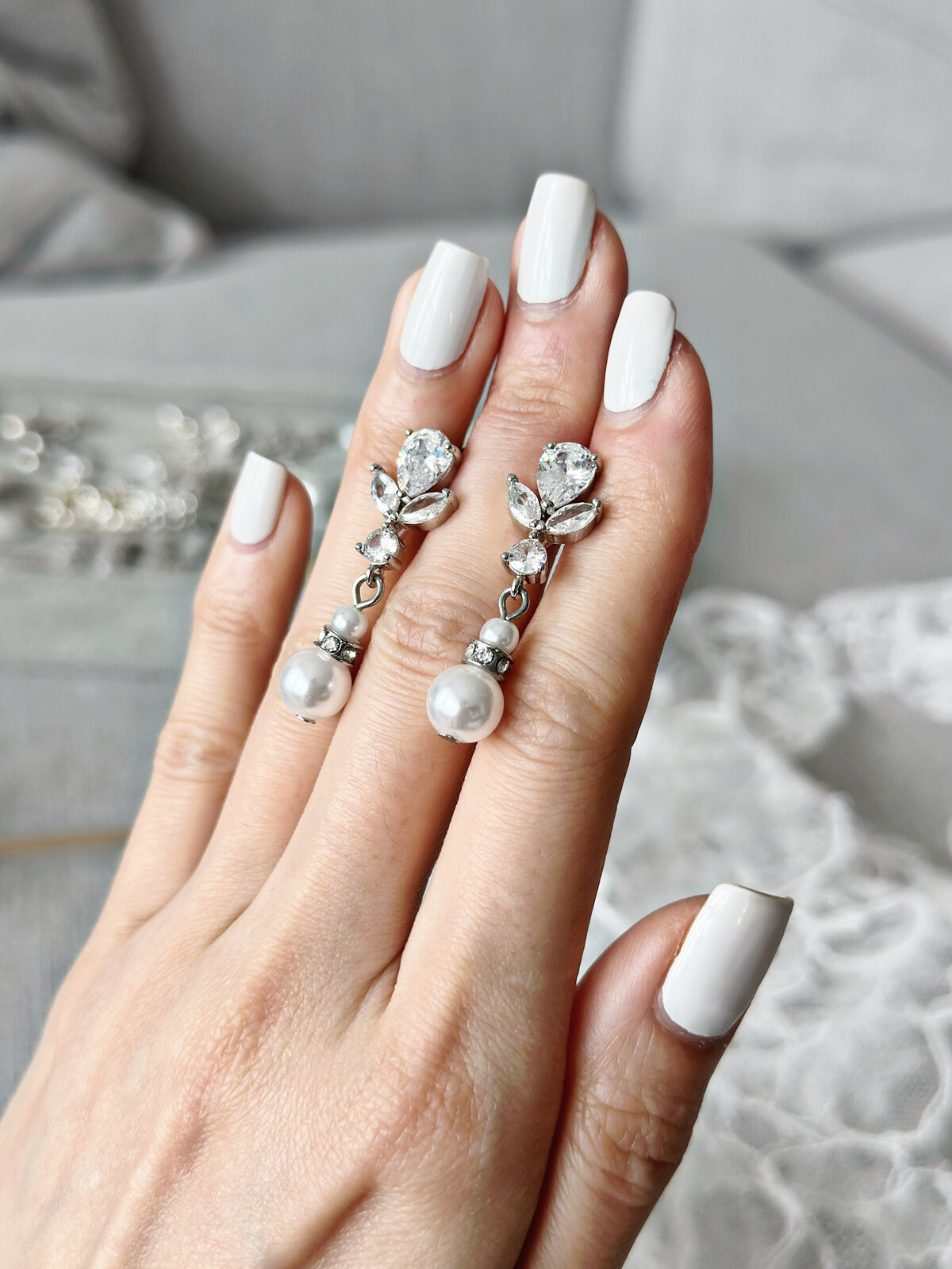 Fine bridal jewelry set showcasing timeless pearl and crystal blend
