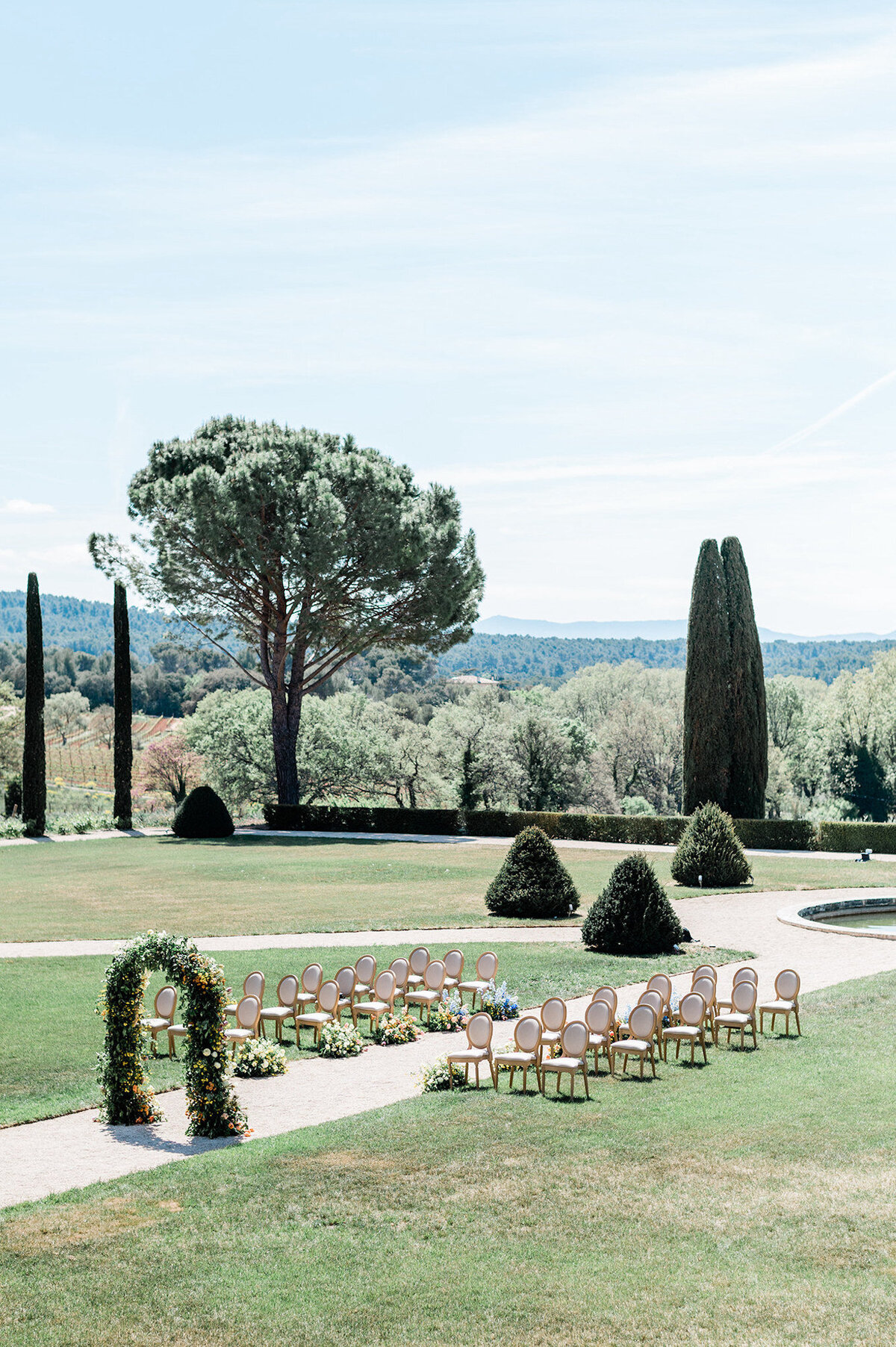 Capturing the artistry of your love, our luxury weddings and elopements in France weave together authentic emotions and elegant compositions. Each photograph is a masterpiece, reflecting your unique story.