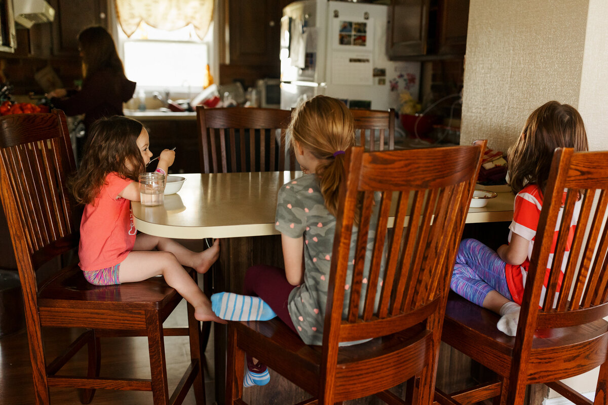 siblings-breakfast-kitchen
