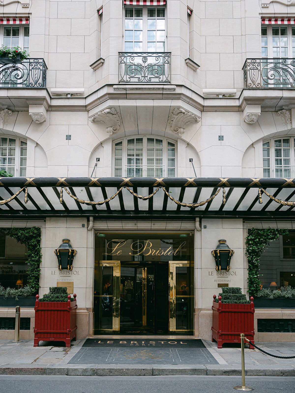 Alexandra-Vonk-romantic-and-luxury-wedding-in-paris2