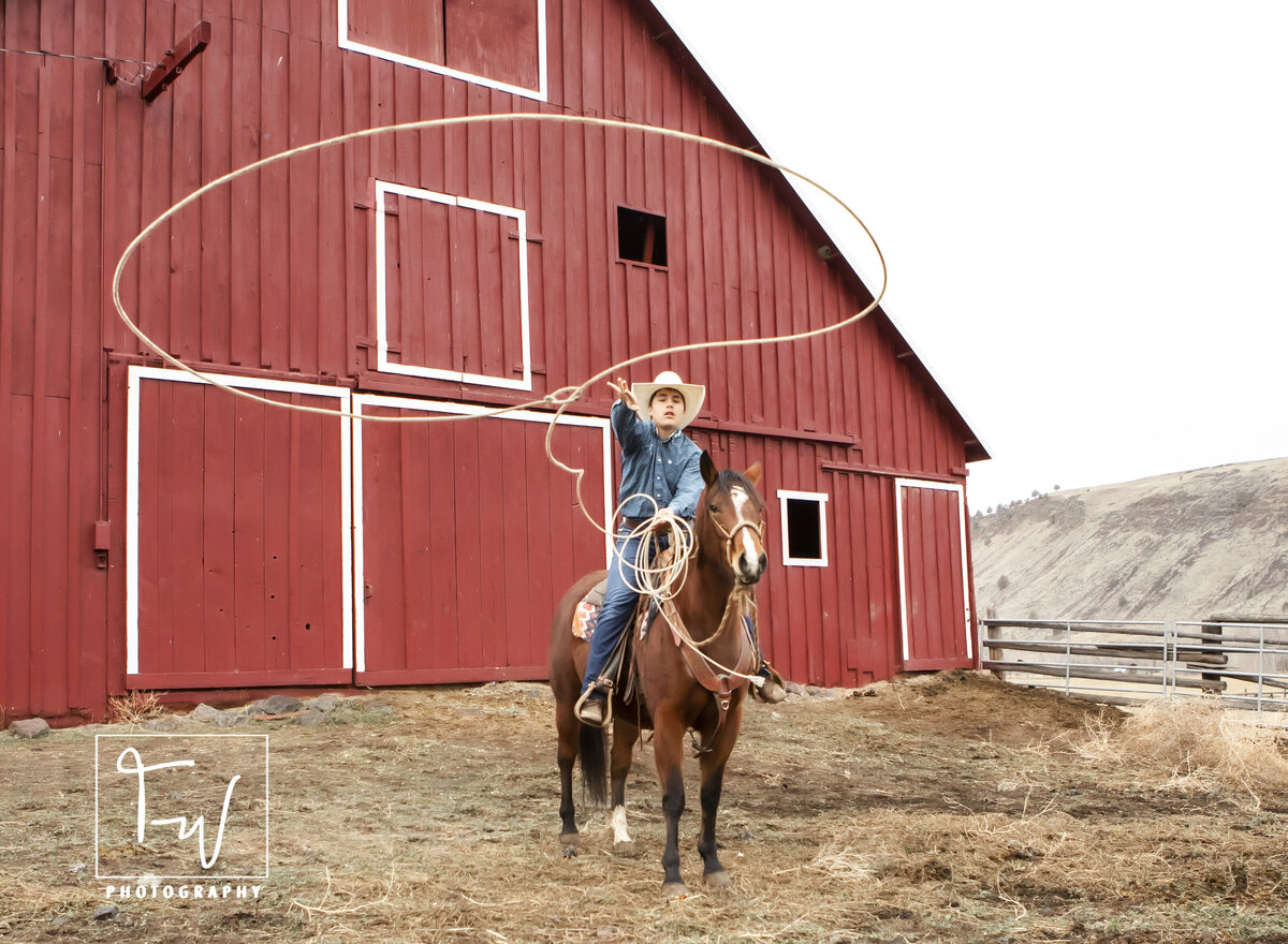 TanniWengerPhotography_SeniorPortraits_RanchPhotos_EasternOregonPhotographer_Roping