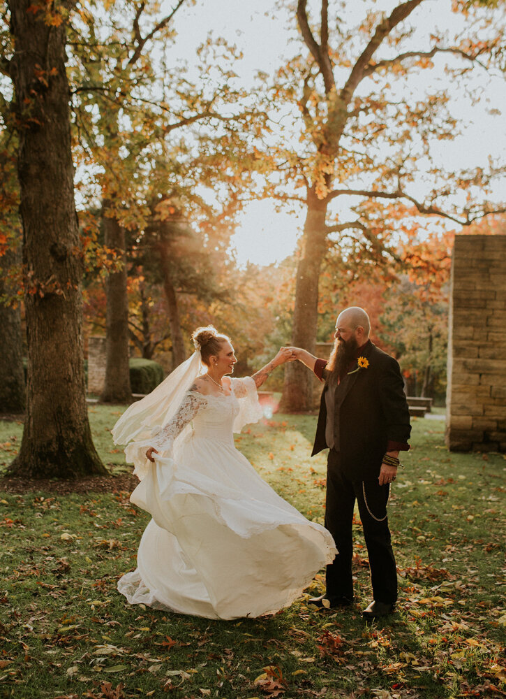 vintage-inspired-fall-wedding-dance-des-moines-art-center-rose-garden-storyteller-collective-photo-co