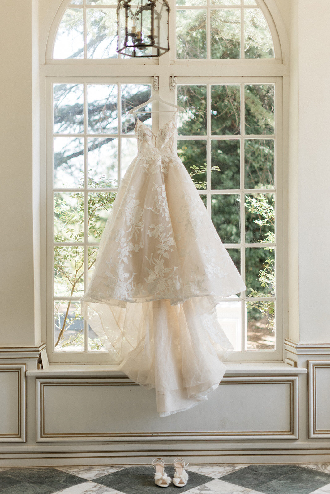 Lily Maxx wedding at chateau Robernier in a Monique Lhuillier gown - Veronique Lorre florist3